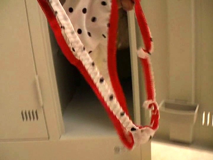 キャンギャルの更衣室に潜入して生着替えとパンティーの染みをたっぷり盗撮しちゃいました! 2枚目