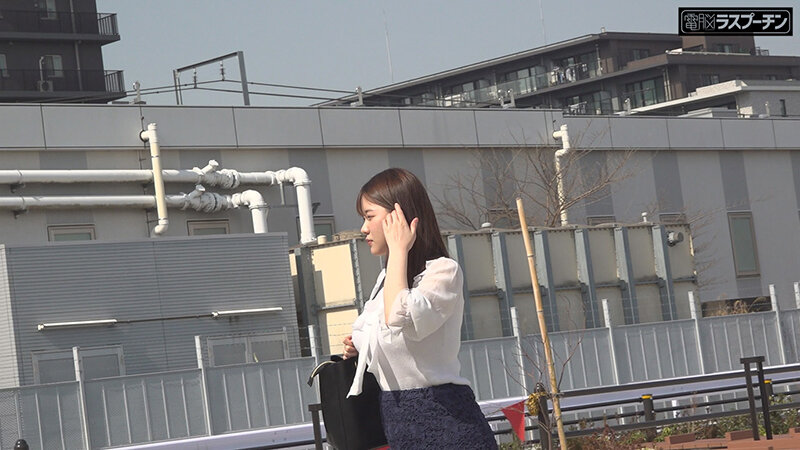 満員電車で吊り革にぶら下げられ両乳首同時開発のすえ無念の発情してしまった巨乳美女3 丸最レア 2枚目