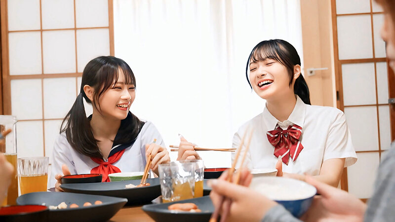レズ性癖のある再婚相手の連れ子と川の字で雑魚寝していると隣からぴちゃぴちゃと水音が…ふと見てみるとレズに及んでいる美人姉妹が!思わずフル勃起してしまい、挙句見ていたのがバレると美人姉妹は微笑みながらオヤジチ〇コにむしゃぶりついた!花守夏歩/小日向める 8枚目