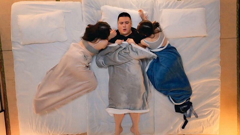 レズ性癖のある再婚相手の連れ子と川の字で雑魚寝していると隣からぴちゃぴちゃと水音が…ふと見てみるとレズに及んでいる美人姉妹が!思わずフル勃起してしまい、挙句見ていたのがバレると美人姉妹は微笑みながらオヤジチ〇コにむしゃぶりついた!花守夏歩/小日向める 9枚目