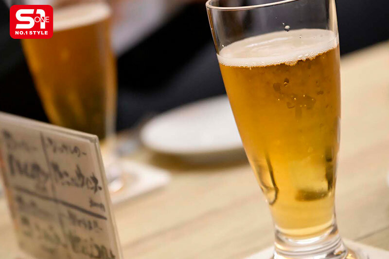酔うと100%記憶失くす職場の後輩を毎日飲みに誘い、オナホ扱いブチ込み放題!でも翌日はケロッと平気な可愛い女ww 及川美桜 1枚目